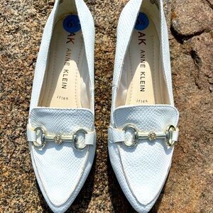 Anne Klein White I Flex AKOVERBOOK flats size 6.5